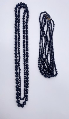 DEUX COLLIERS en perles de jais noir facété,...