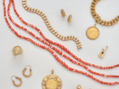 COLLIER DE CORAIL à trois rangs de billes...