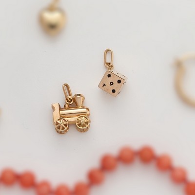 DEUX PENDENTIFS en or (750) et traces d’émail...