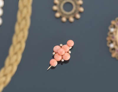 BROCHE en or (750) ornée de sept boutons...