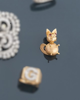 BROCHE CHAT en or (750). Yeux en pierres...