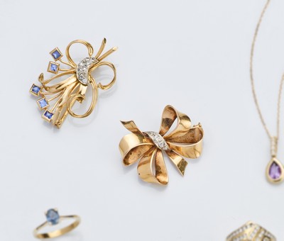 DEUX BROCHES « Nœuds » en or (750), diamants...