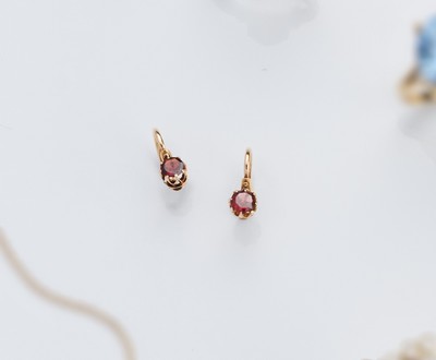 PAIRE DE DORMEUSES en or (750) et grenat...