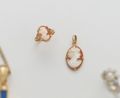 BAGUE et PENDENTIF or (750) avec camées ...