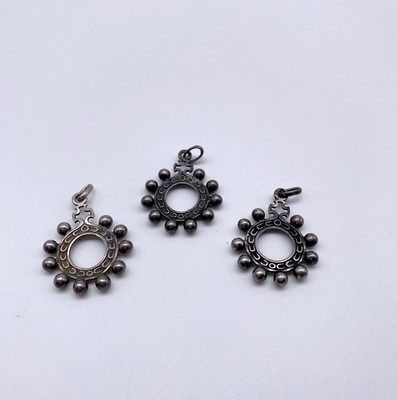TROIS PENDENTIFS en argent Chapelet Basq...