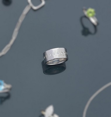 LARGE ANNEAU en or gris (750) serti de dix-huit...