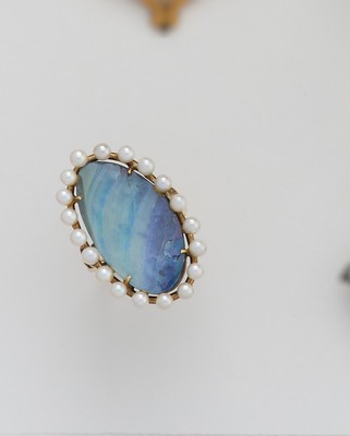 BAGUE en or (585) centrée d'une longue opale...