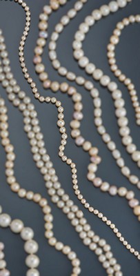 COLLIER DE PERLES de culture en chute. Fermoir...