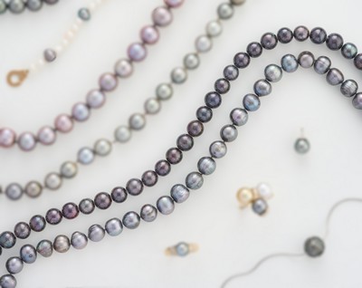 DEUX COLLIERS DE PERLES de culture. Un fermoir...