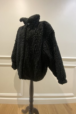 BLOUSON de forme boulle en astrakan à deux...