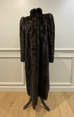 MANTEAU long en vison brun à deux poches,...