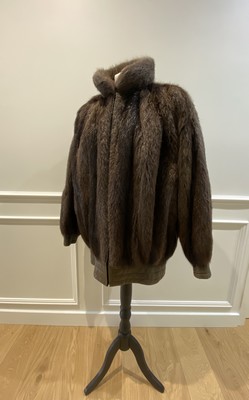 MANTEAU en ragondin brun à ceinture, et bordure...