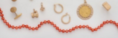 SAUTOIR en perles de corail.