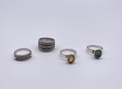 QUATRE BAGUES diverses en argent.