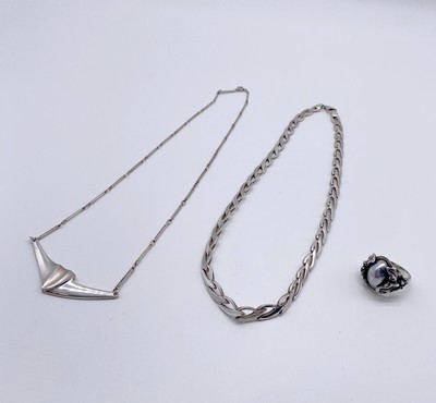 TROIS BIJOUX en argent :