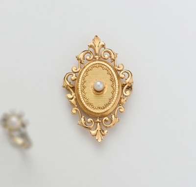 PETITE BROCHE en or (750) de forme médaillon...