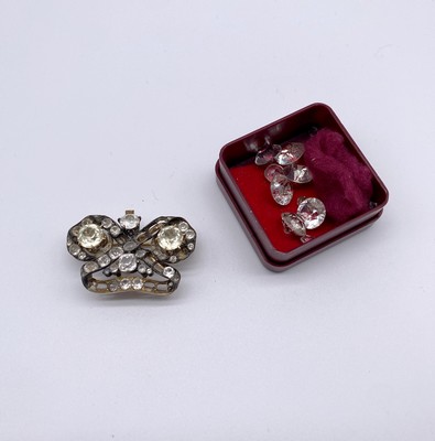 BROCHE en or (750) et argent (800) en forme...