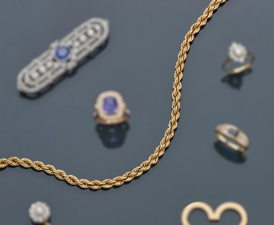 COLLIER en or (750) à mailles torsadées.