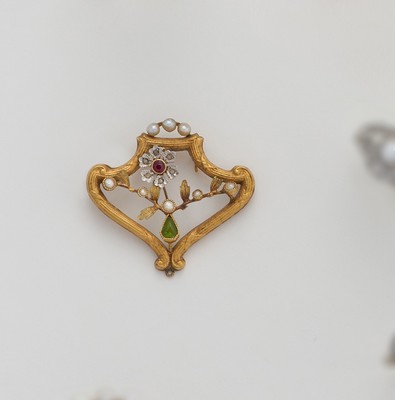 PENDENTIF Art Nouveau en or (750) en forme...