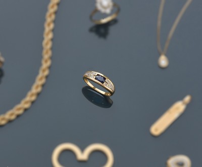 BAGUE jonc en or (750) ornée d'un saphir...