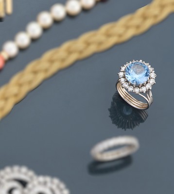 BAGUE MARGUERITE en or gris (750) centrée...