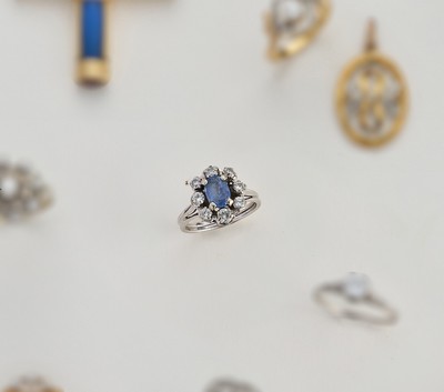 BAGUE MARGUERITE en or gris (750) centrée...