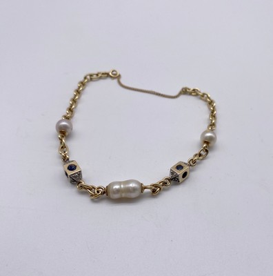 BRACELET en or (750) à mailles forçat retenant...