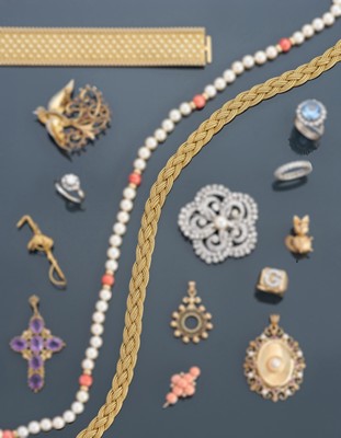 COLLIER en or mat (750) à trois rangs tressés...