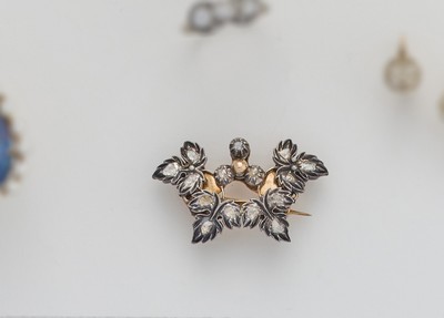 BROCHE en or (750) et argent (950) à motifs...