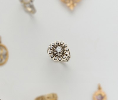 BAGUE FLEUR en or gris (750 ) et platine...