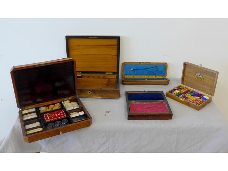 LOT : CINQ BOÎTES à jeux ou encrier en chêne...