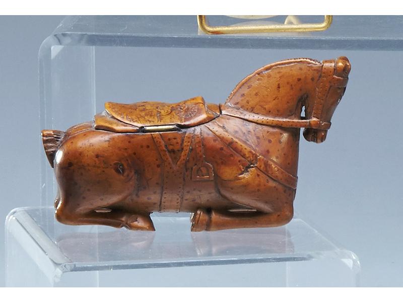 TABATIERE en buis sculpté représentant un...