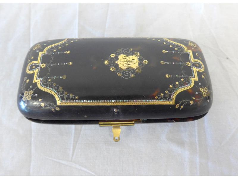 ETUI rectangulaire en écaille à décor d'encadrements...