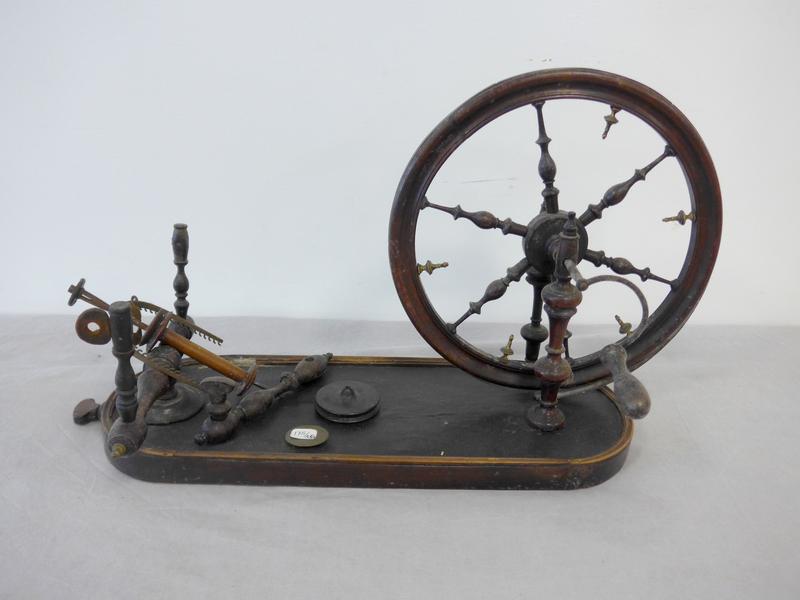 PETIT ROUET en chêne sur sa base ovale.