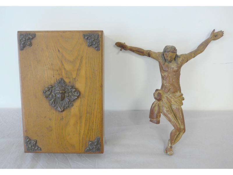 CHRIST en bois anciennement polychrome.