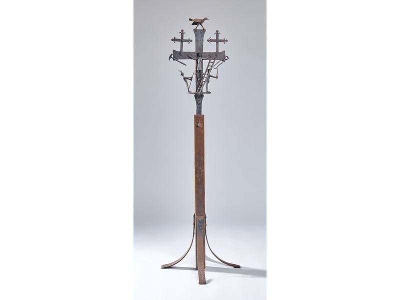 CROIX TYPE CALVAIRE en fer forgé aux attributs...