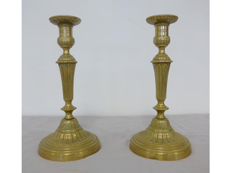 PAIRE DE BOUGEOIRS en bronze doré, le fût...
