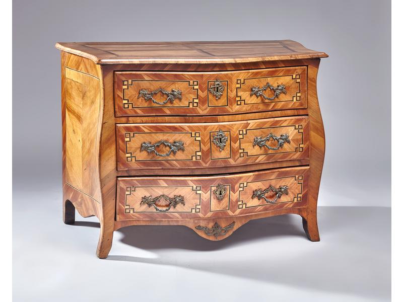 COMMODE galbée toutes faces en bois placage...