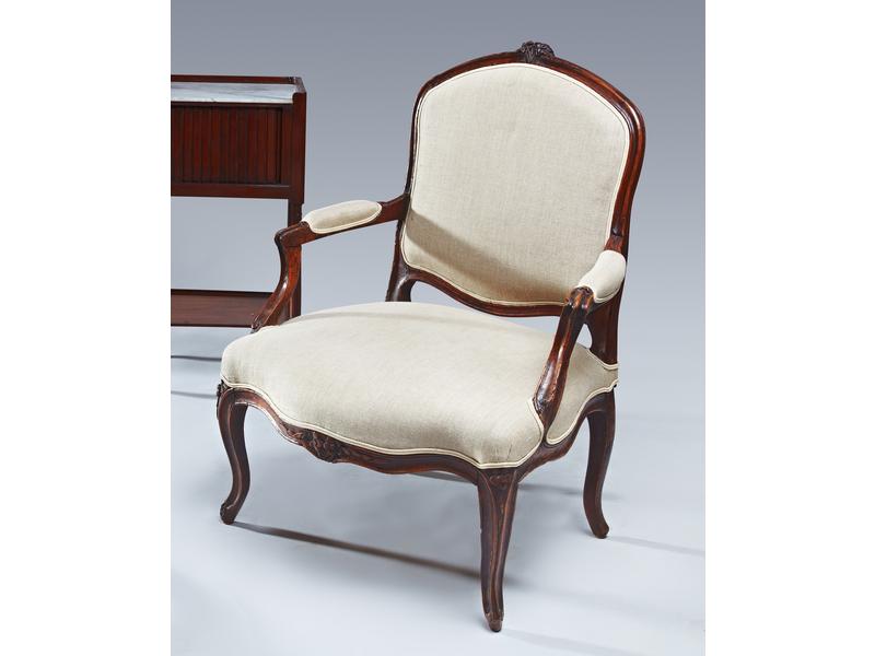 FAUTEUIL à dossier plat  en noyer mouluré...