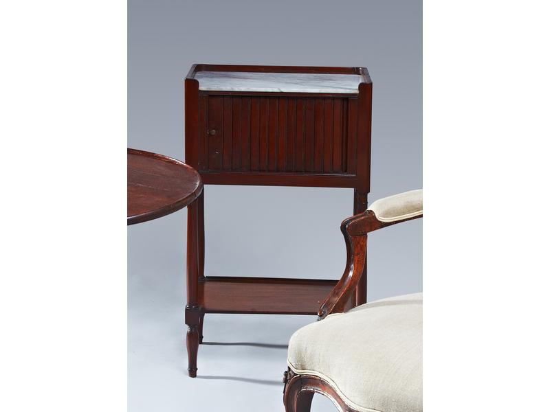 TABLE DE CHEVET en acajou et placage d'acajou...