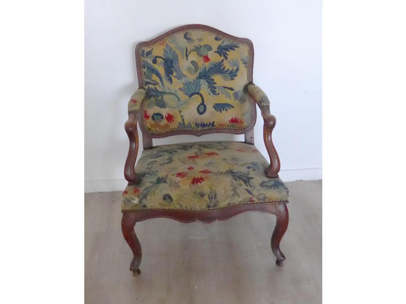 FAUTEUIL à dossier droit en noyer mouluré,...