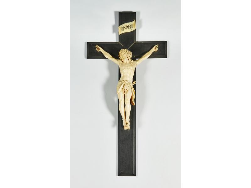 CRUCIFIX en ivoire sculpté sur une croix...