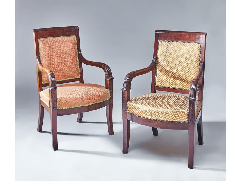PAIRE DE FAUTEUILS en acajou et placage d'acajou,...