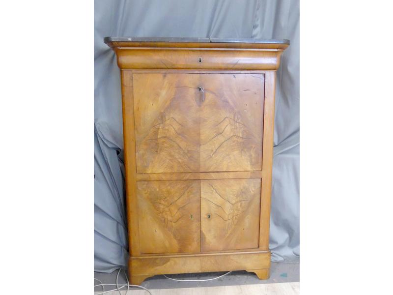 SECRETAIRE en noyer et ronce de noyer ouvrant...