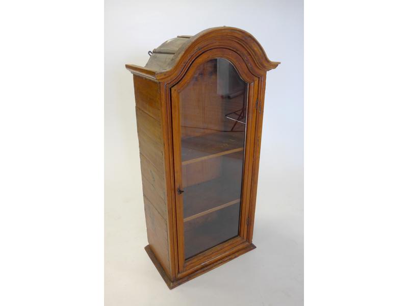 VITRINE rectangulaire à chapeau de gendarme...