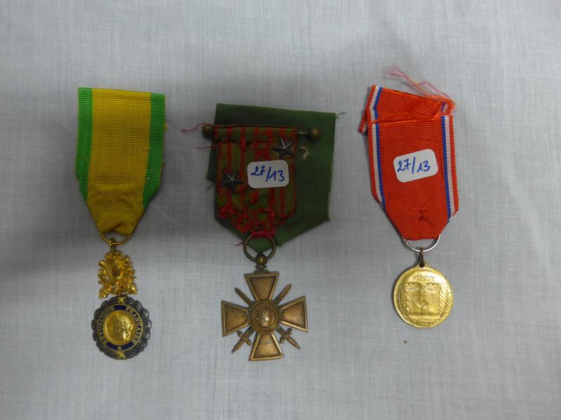 LOT DE TROIS MEDAILLES DE GUERRE : une bronze...