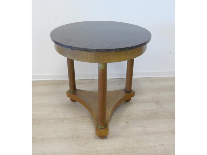 TABLE GUÉRIDON en placage d'acajou à trois...