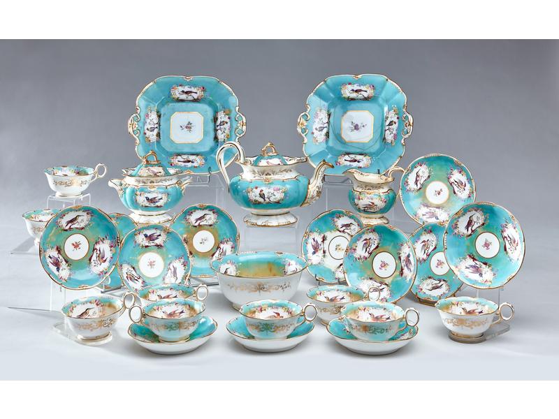 PARTIE DE SERVICE À THÉ en porcelaine à décor...
