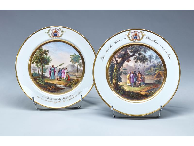 DEUX  ASSIETTES en porcelaine probablement...