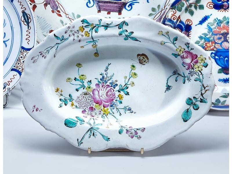 PETIT PLAT ovale en faïence à décor émaillé...